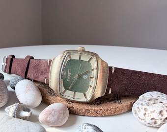Montre vintage rare Raketa TV 2609, URSS. Forme de téléviseur. Dorure.
