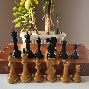 Juego de ajedrez de gran maestro soviético con pesas de los años 50. Grandes piezas de ajedrez de madera y un tablero de ajedrez de madera.