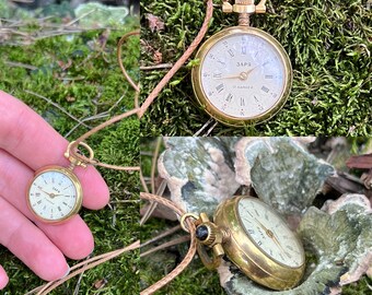 Petit collier de montre en or pour femme Chaika : une montre mécanique soviétique de style victorien avec plaqué or AU, dégageant une élégance intemporelle.