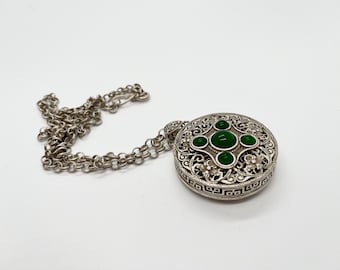 Collier pendentif en filigrane tibétain vintage des années 1980 avec insert vert. Ornement antique fait main fleur de vie indienne.