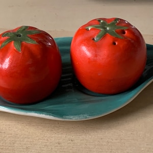Krone Devon Kitsch Vintage Menage Salz und Pfeffer Tomaten auf Blatt
