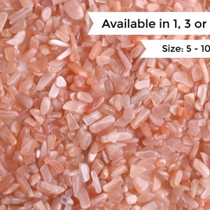 Peut inclure: Gros plan sur un tas de petits galets polis de couleur pêche. Les pierres sont de forme irrégulière et mesurent entre 5 et 10 mm. Le texte sur l'image indique "Available in 1, 3 or 8oz".