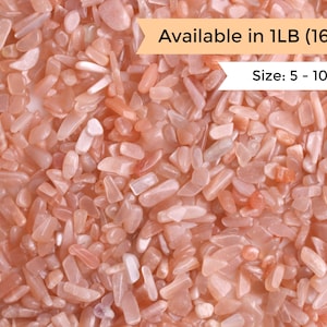 Peut inclure: Image rapprochée d'un tas de petites pierres de soleil roses. Les pierres sont de formes et de tailles variées, allant de 5 à 10 millimètres. Le texte "Available in 1LB (16oz) Size: 5 - 10mm" est visible sur l'image.