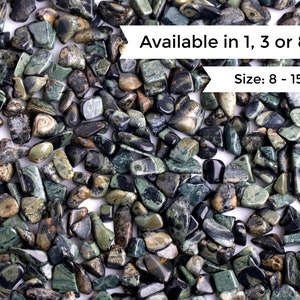 Könnte beinhalten: Nahaufnahme von polierten Steinen in Grün-, Schwarz- und Brauntönen. Die Steine sind zwischen 8 und 15 mm groß. Der Text im Bild lautet "Available in 1, 3 or 8oz".