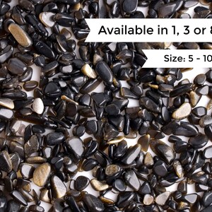 Peut inclure: Gros plan sur un tas de copeaux de pierres précieuses noires et dorées. Les copeaux mesurent environ 5 à 10 mm. Disponible en 1, 3 ou 8 onces.