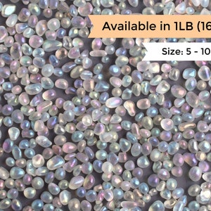 Könnte beinhalten: Nahaufnahme von irisierenden weißen Glaskieselsteinen. Die Kieselsteine sind in verschiedenen Größen und Formen. Der Text "Available in 1LB (16oz) Size: 5 - 10mm" ist im Bild sichtbar.