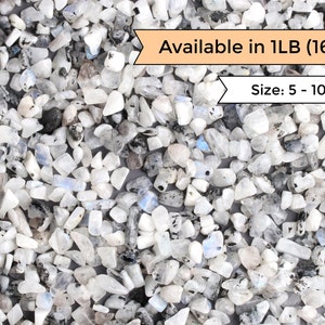 Peut inclure: Une image en gros plan d'un tas de copeaux de pierre de lune blanche et grise. Les copeaux sont de tailles variées, allant de 5 à 10 millimètres. Le texte "Available in 1LB (16oz) Size: 5 - 10mm" est visible sur l'image.