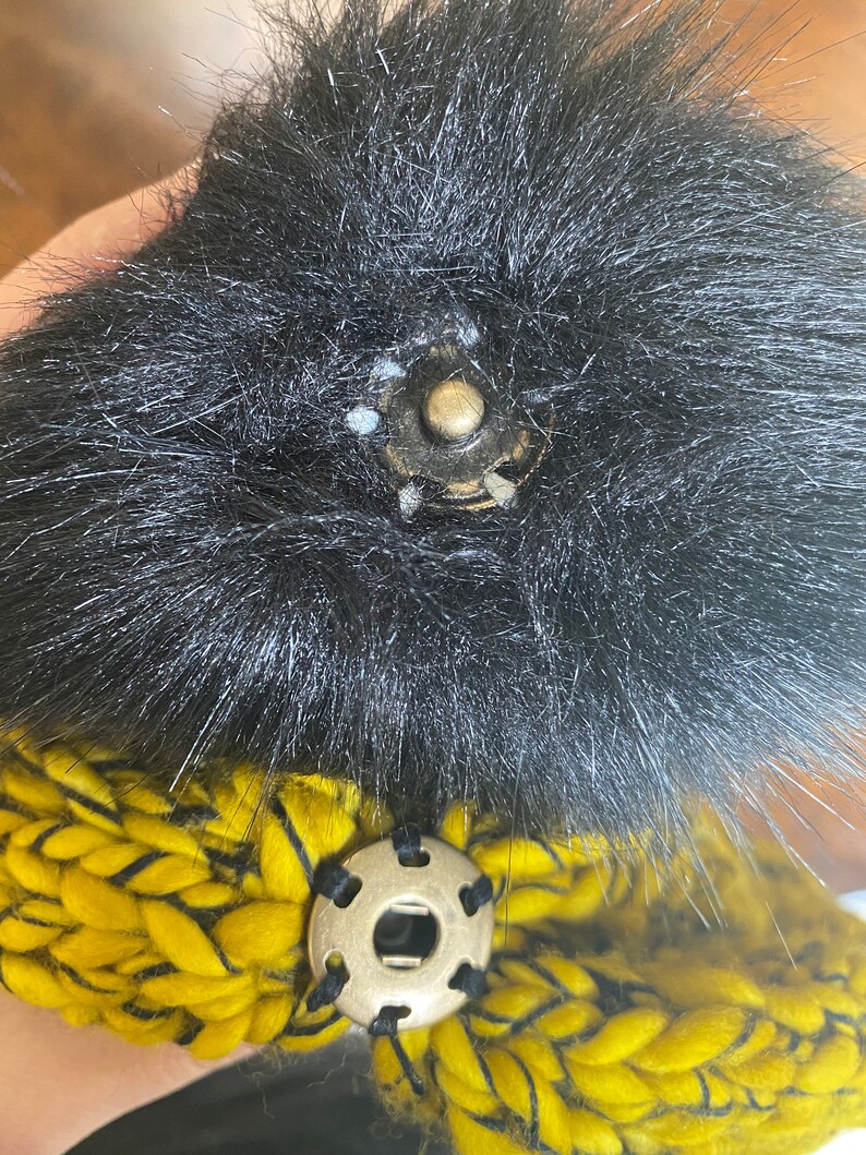 100/% Wool Beanie with Detachable Real FoxRaccoon Fur Pompom