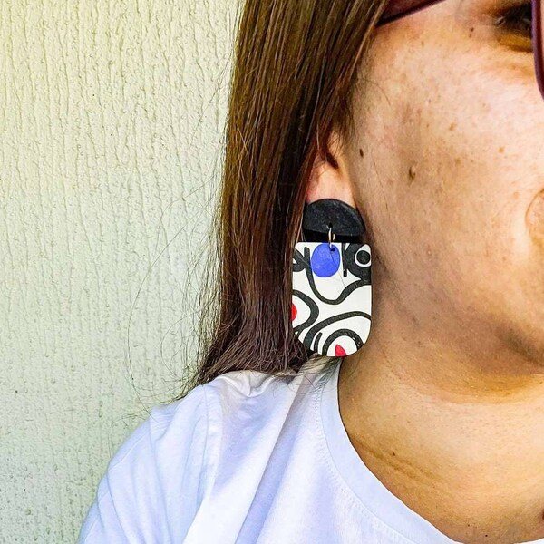 Boucles d'oreilles faits à la main, motifs géométrique blanc, noir, rouge,bleu en argile polymère