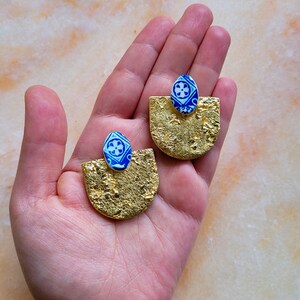 Boucles d'oreilles dorées à la feuille d'or, puces d'oreilles motifs carrelage bleu,blanc. Boucles d'oreille faits main en France image 1
