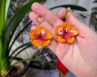 Boucles d'oreilles Hibiscus orangée, entièrement faits main en France en argile polymère. Modèle unique