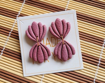 Petites boucles d'oreilles esprit floral, rose balais, faits main en France en argile polymère
