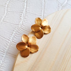 Textured gold flower earrings, entirely handmade in France in Paris in polymer clay, unique model.