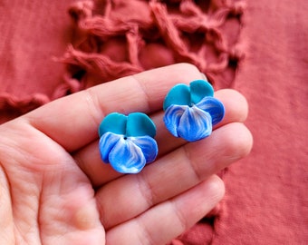 Les fleurs de Pensée, petites puces d'oreilles fleurs bleues,blanches,turquoises, entièrement faits main en France en argile polymère