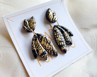Boucles d'oreilles noires et dorées, faits main en argile polymère. Création artisanale en fimo