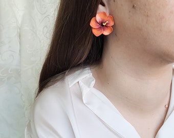 Puces d'oreilles Hibiscus orangée, entièrement faits main en France en argile polymère. Modèle unique