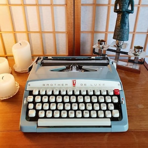 Machine à écrire du milieu du siècle Brother Delux