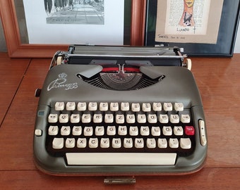 Vintage Princess 300 Typewriter, Midcentury 60s design, portable type machine with Leather Case, fully functional, QWERTZ, type maschine