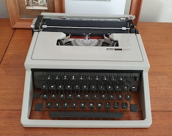 Midcentury Olivetti Dora typewriter, Light Grey typewriter, Perfectly working typewriter, vintage, and a portable typewriter.