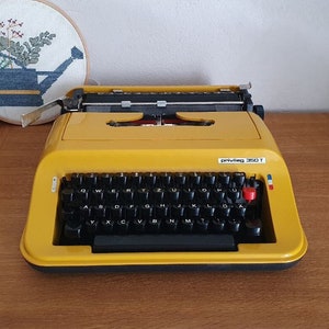 Macchina da scrivere Privileg 350T di metà secolo, metà anni &#39;70, perfettamente funzionante, lettere tedesche, macchina da scrivere portatile meccanica d&#39;epoca con custodia