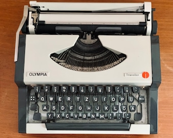 Olympia Traveller Typewriter wit, Midcentury jaren '70, volledig functioneel, Duitse letters, vintage mechanische draagbare type machine met kast