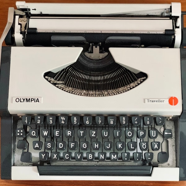 Olympia Traveller Schreibmaschine weiß-schwarz, Mid Century 70er Jahre, voll funktionsfähig, deutsche Buchstaben, Vintage