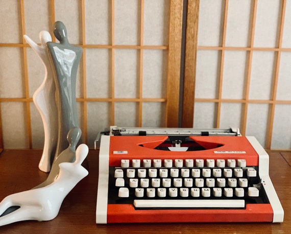 希少　Olympia portable traveller タイプライター Olympia Traveller – Typewriter Review