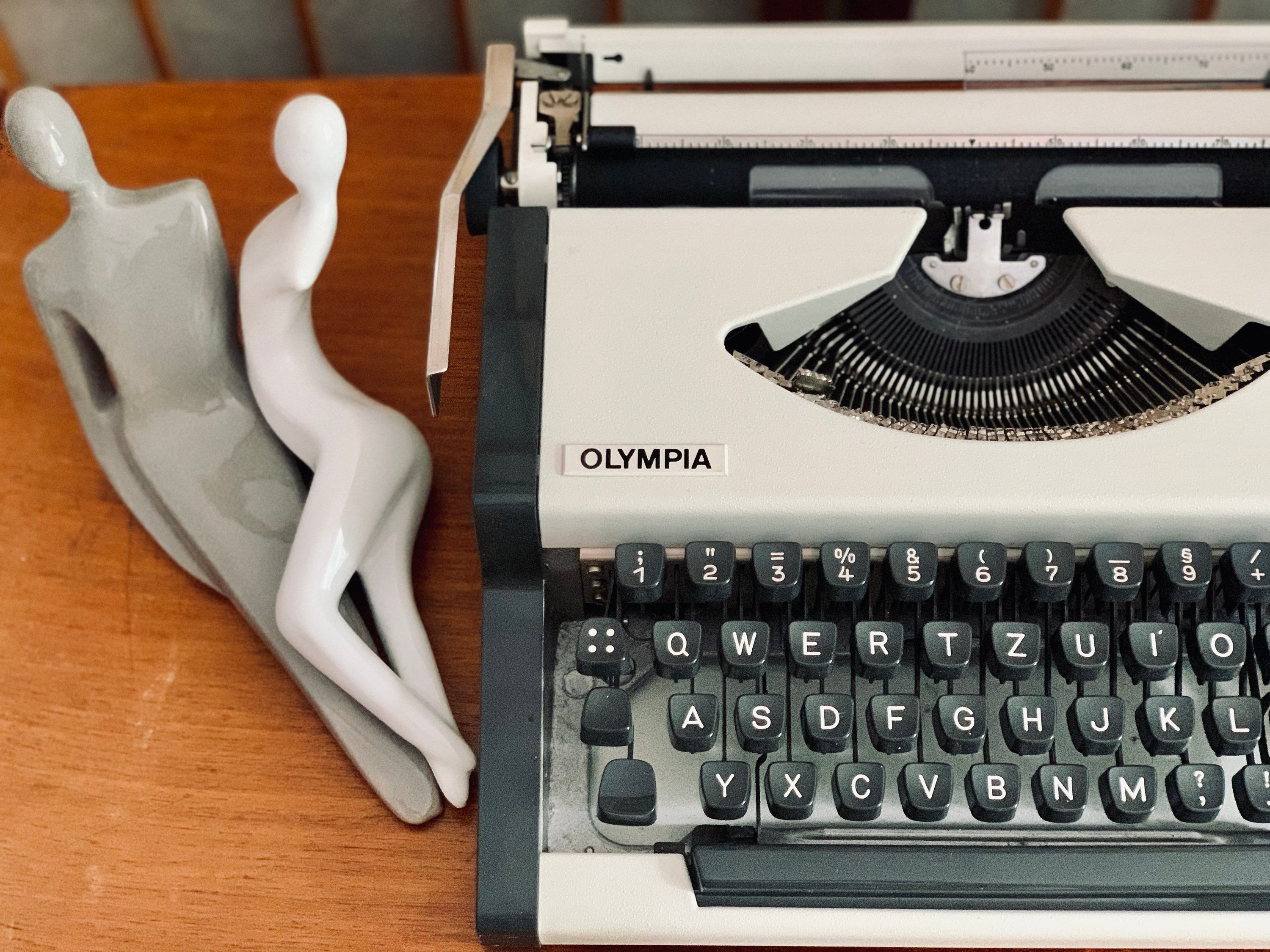 Olympia Traveller Typewriter White, Midcentury 70s, Fully
