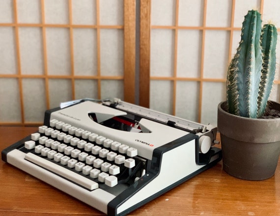 オリンピア トラベラー デラックス タイプライター ホワイト、ミッド