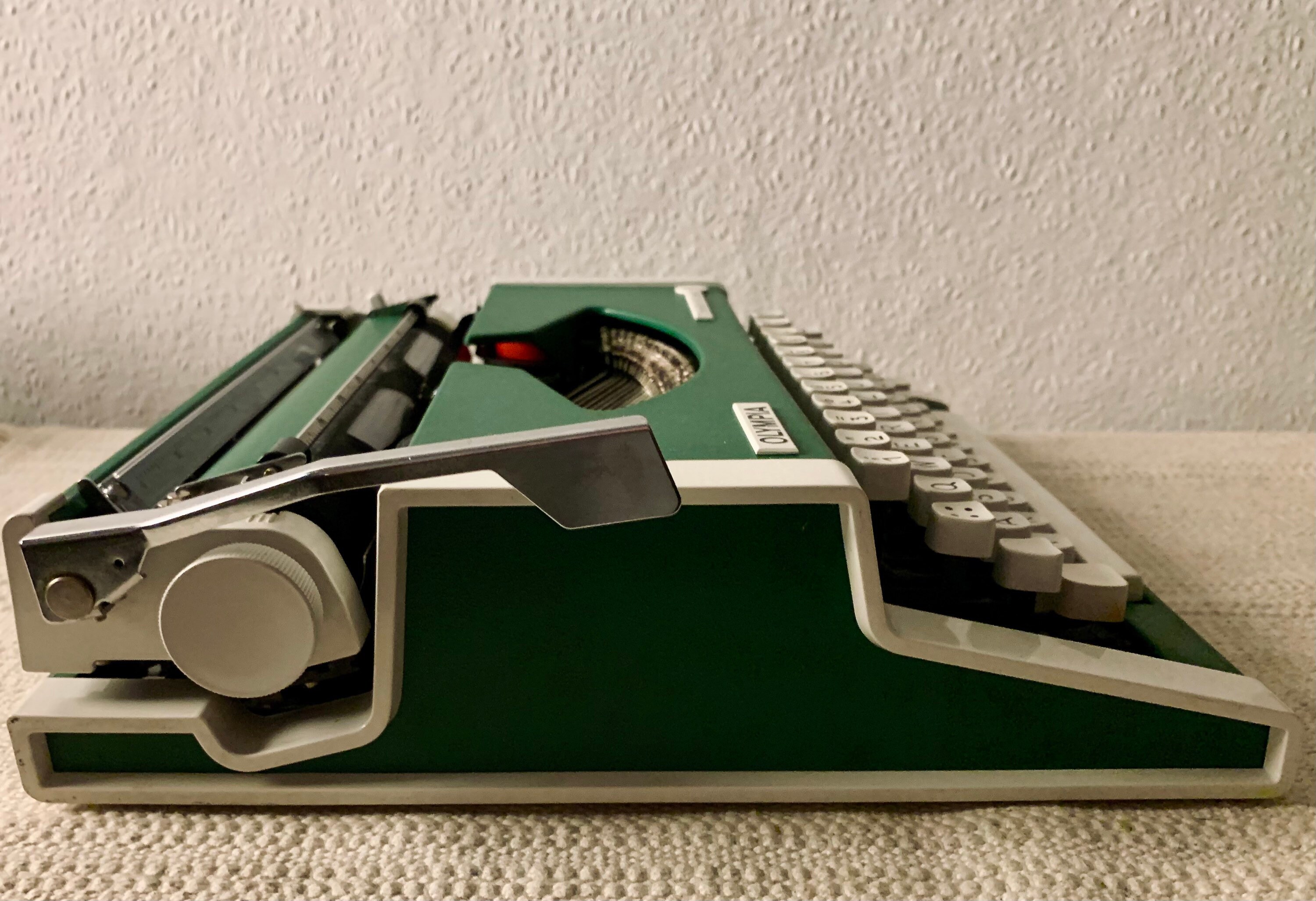 OLYMPIA Traveler de Luxe タイプライター Olympia Traveller De Luxe Typewriter Green, Midcentury 70s