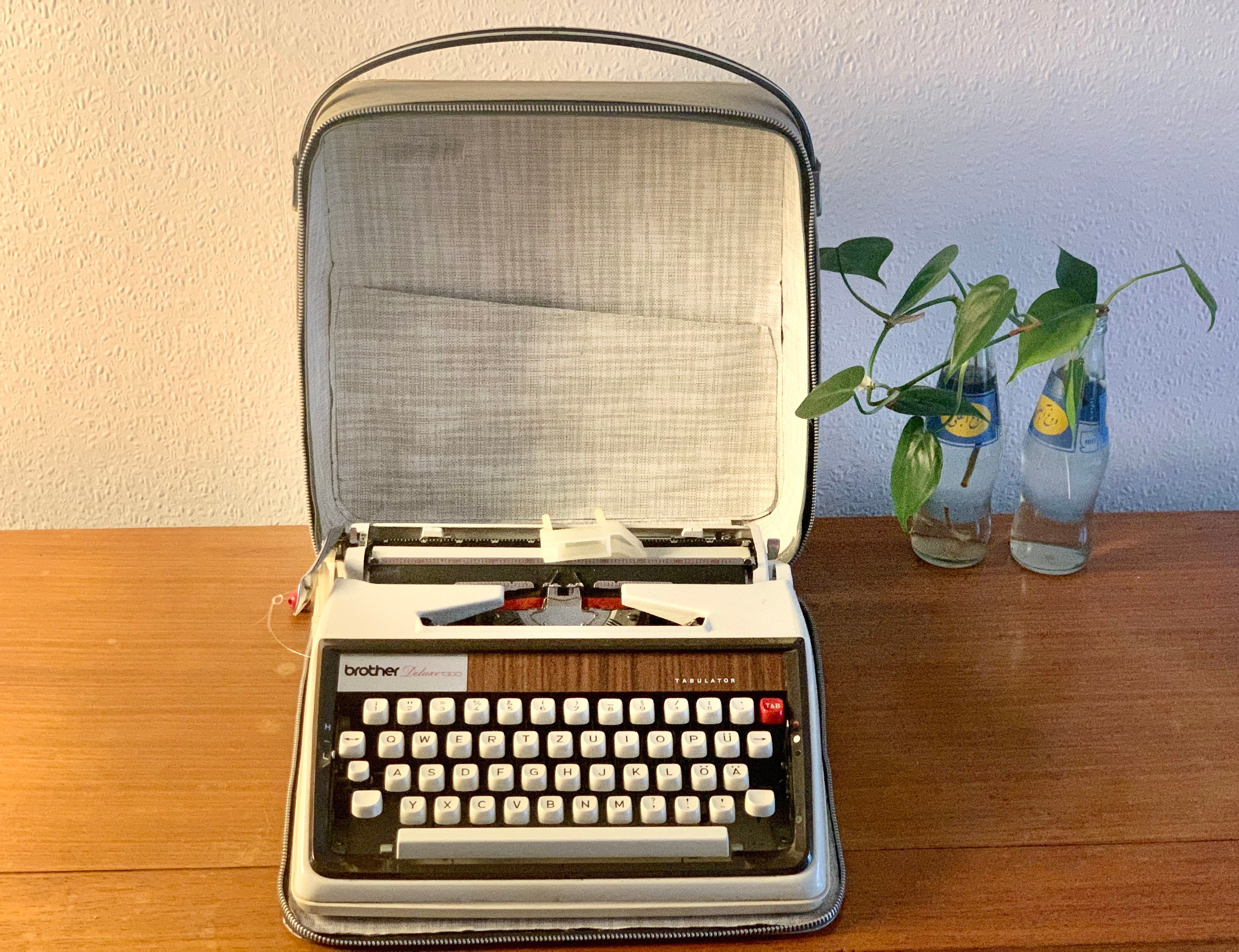 Brother タイプライター　Deluxe1350 1971 Brother Deluxe 1350 on the Typewriter Database