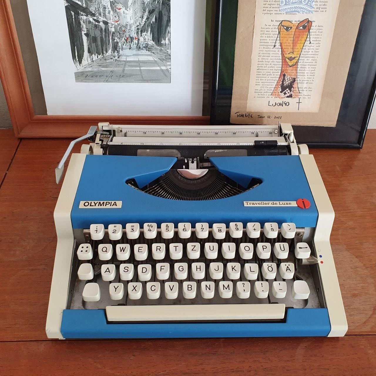 希少なブルー オリンピア トラベラー デラックス タイプライター
