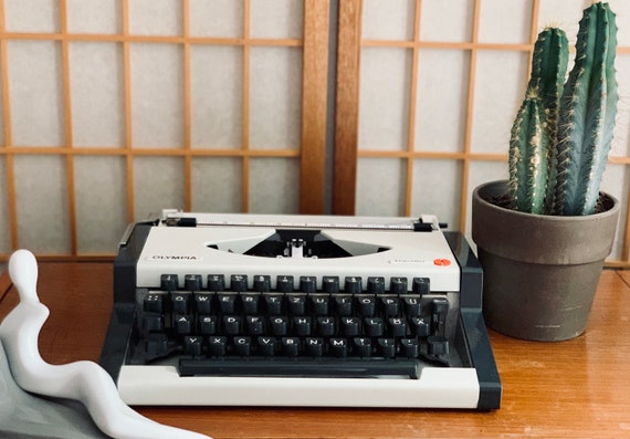 Olympia Traveller Typewriter White, Midcentury 70s, Fully