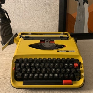 Midcentury Typewriter Brother Deluxe 440TR