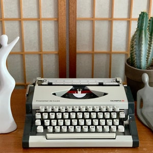 Máquina de escribir Olympia Traveler de Luxe blanca, mediados de siglo 70, totalmente funcional, letras alemanas, Type Maschine vintage con funda protectora