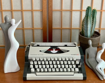 Máquina de escribir Olympia Traveler de Luxe blanca, mediados de siglo 70, totalmente funcional, letras alemanas, Type Maschine vintage con funda protectora