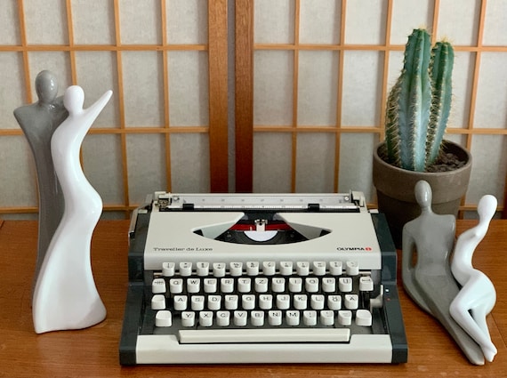 Olympia Traveller De Luxe Typewriter White, Midcentury 70s, Fully
