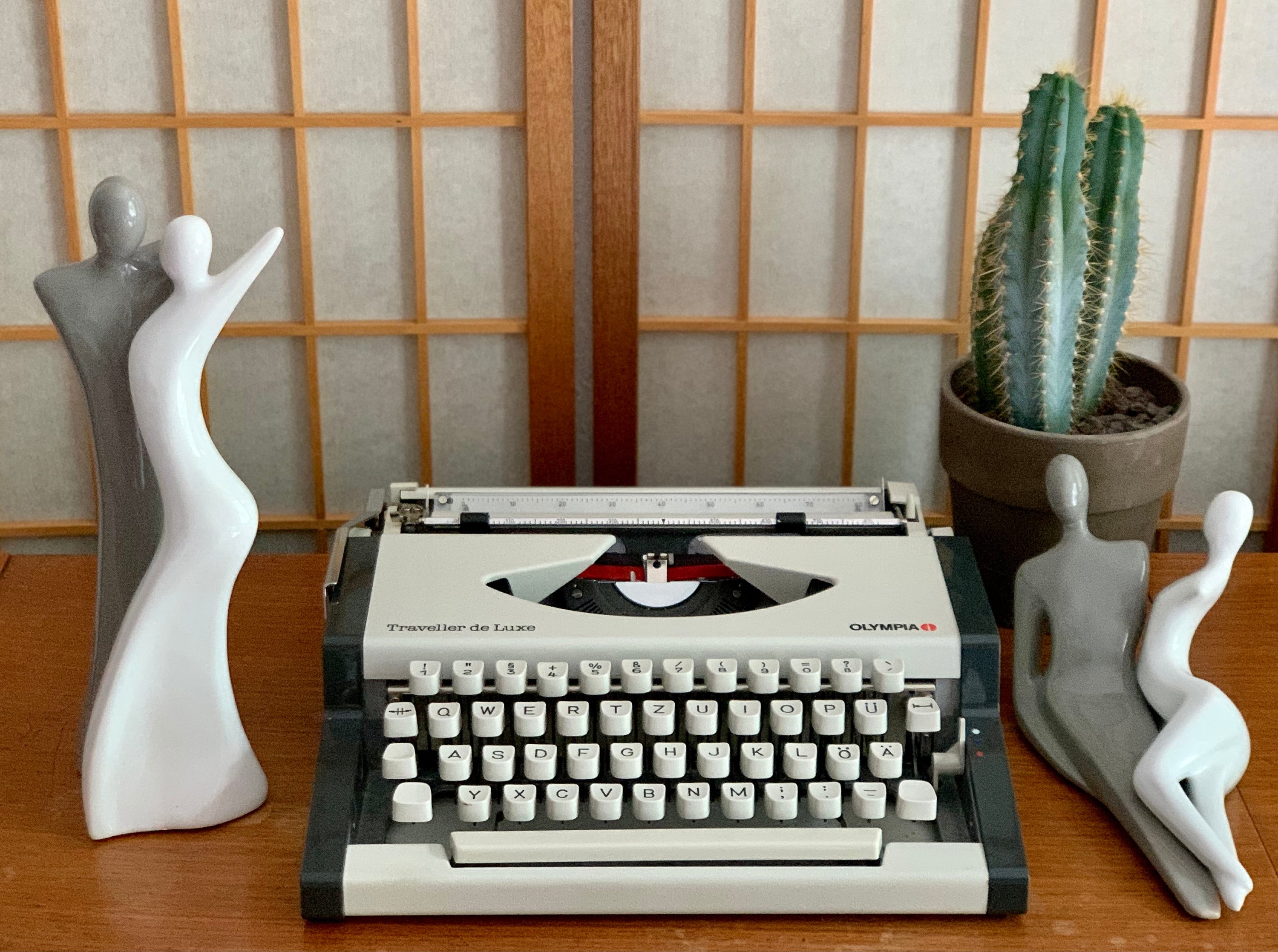 Olympia Traveller De Luxe Typewriter White, Midcentury 70s, Fully