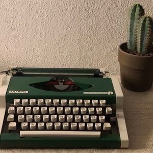 Olympia Traveller de Luxe Typewriter Green, Midcentury 70s, portable type machine