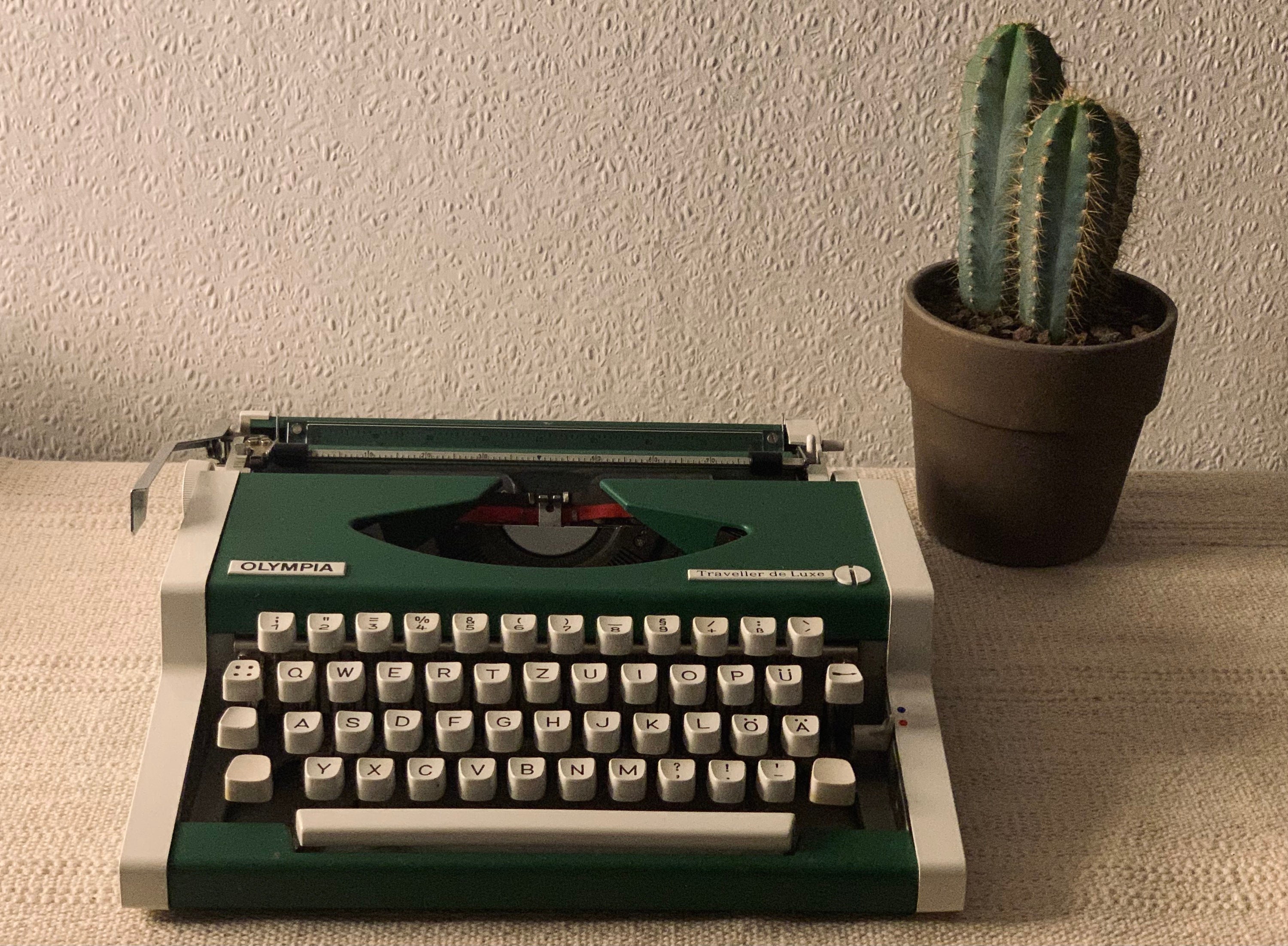 Olympia Traveller De Luxe Typewriter Green, Midcentury 70s