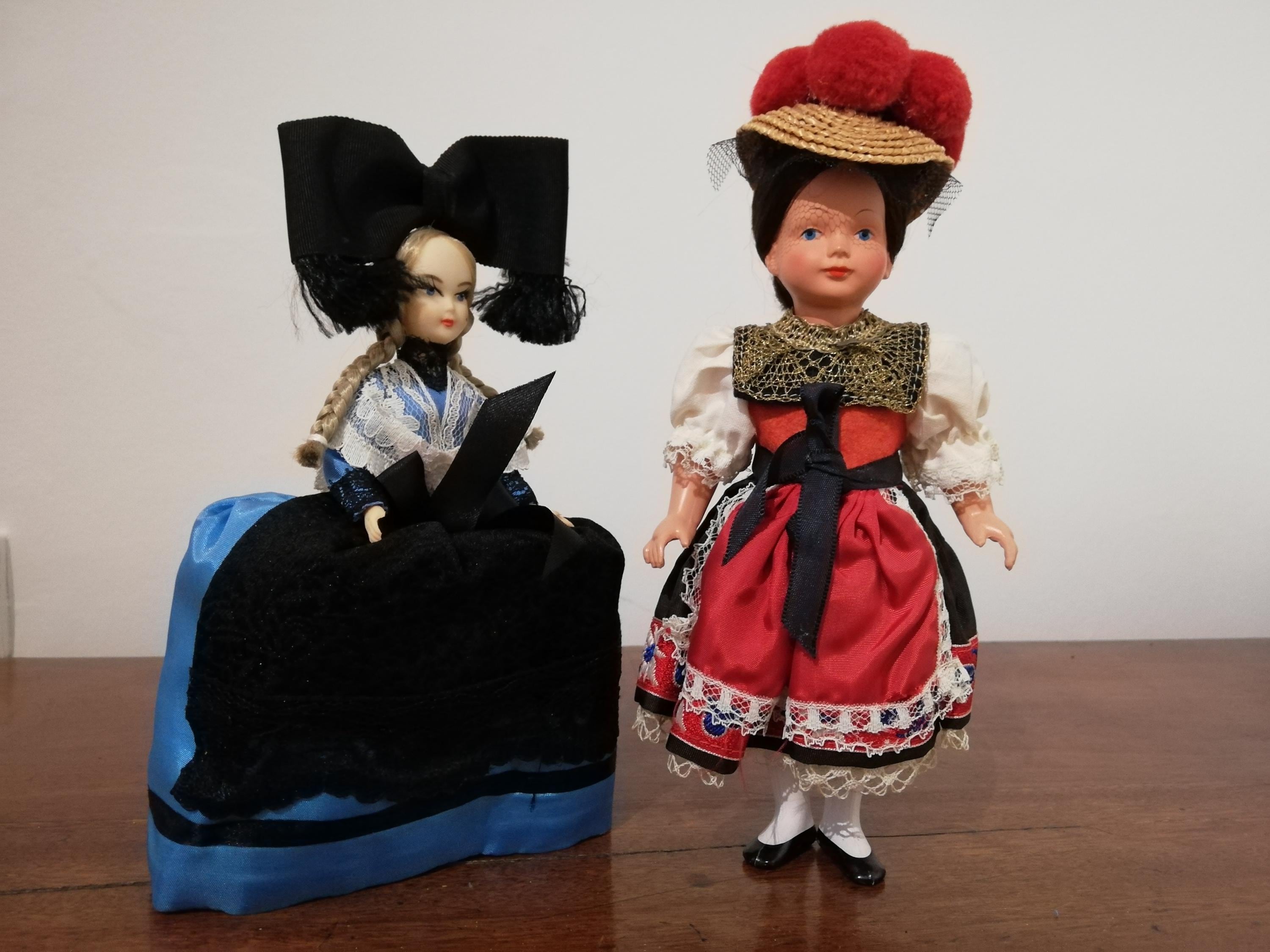 ANCIENNE PETITE POUPÉE BELLA noire avec ses chaussures vintage EUR 16,99 - FR