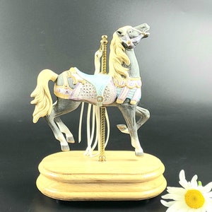 Vintage - Resina/Ottone - Statuina di cavallo da giostra su asta in ottone e supporto in legno - Musicale