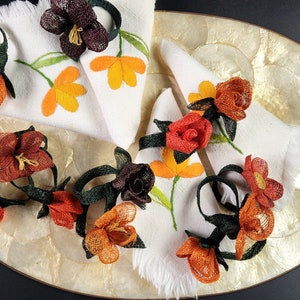 Hermosos servilleteros vintage con diseño floral de cáñamo de Manila multicolor (juego de 12)
