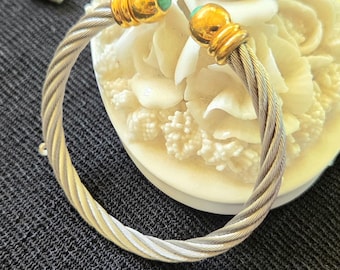 Bracciale vintage a spirale aperto con dettagli in pietra verde
