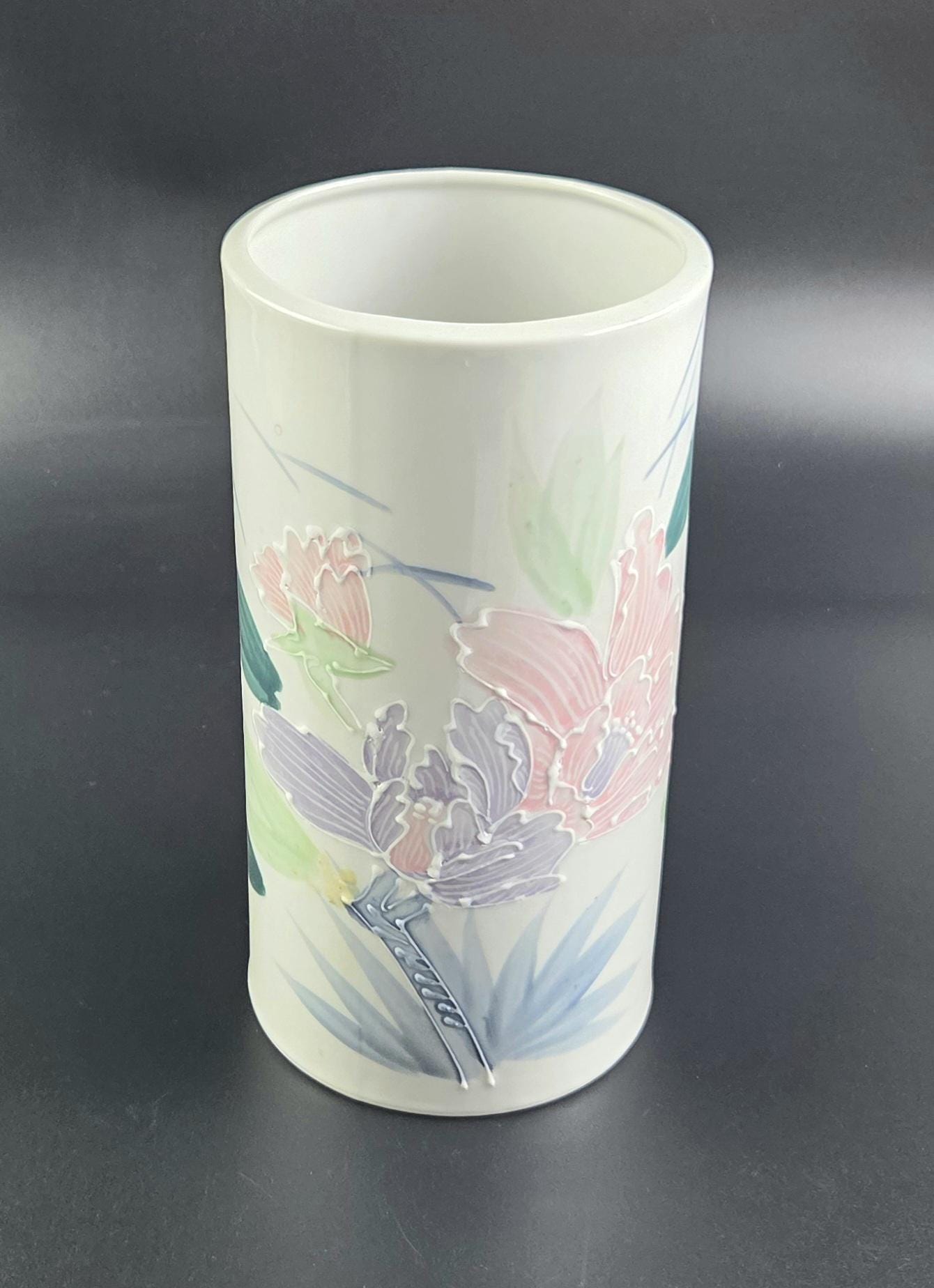背の高い日本製磁器花瓶 – 花柄 – パステルカラー – 高さ9.5インチ