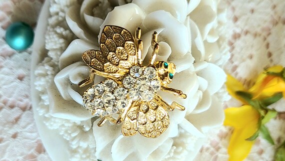 Vintage -Bee Pin Gold Color - Immensely Pretty an… - image 7
