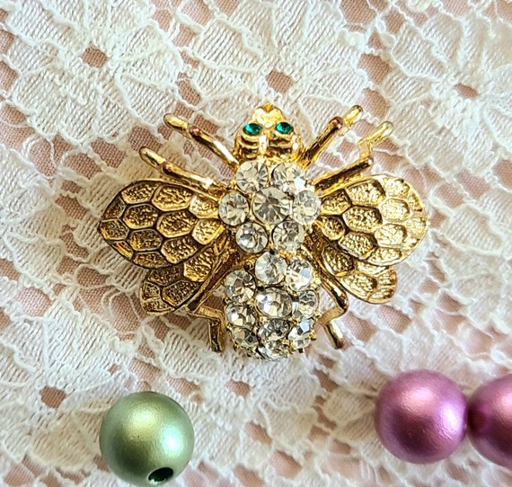 Vintage -Bee Pin Gold Color - Immensely Pretty an… - image 1