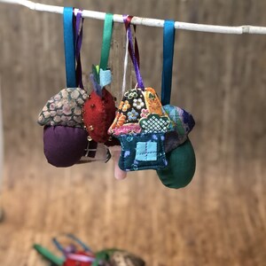Kerstversieringen, verschillende sets handgemaakte kerstboomversieringen, kousen, decoratie voor vakanties