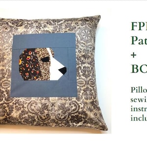 Puede incluir: Una funda de almohada con una tela estampada que presenta un diseño geométrico de la cabeza de un perro. La funda de almohada es de color beige claro con un patrón gris oscuro. El texto "FPP Pattern + BONUS Pillow case sewing instructions included" está escrito en verde sobre un fondo blanco.