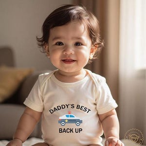 Body niemowlęce Daddy's BEST BACK UP, body niemowlęce unisex, body niemowlęce z imieniem, spersonalizowana koszulka dla malucha z samochodem policyjnym, prezent na baby shower